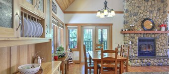 Blue Owl Villa - at Owl 's Head Mountain and minutes to the beach