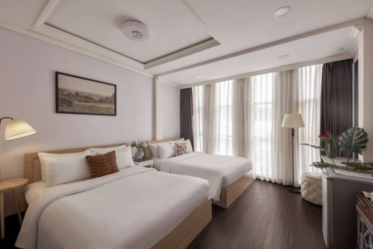 Luxe beddengoed, een minibar, een bureau, een laptopwerkplek