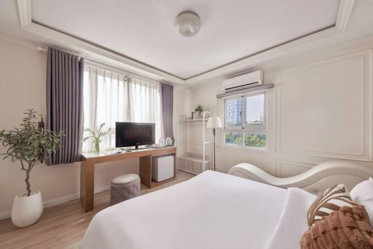 Hochwertige Bettwaren, Minibar, Schreibtisch