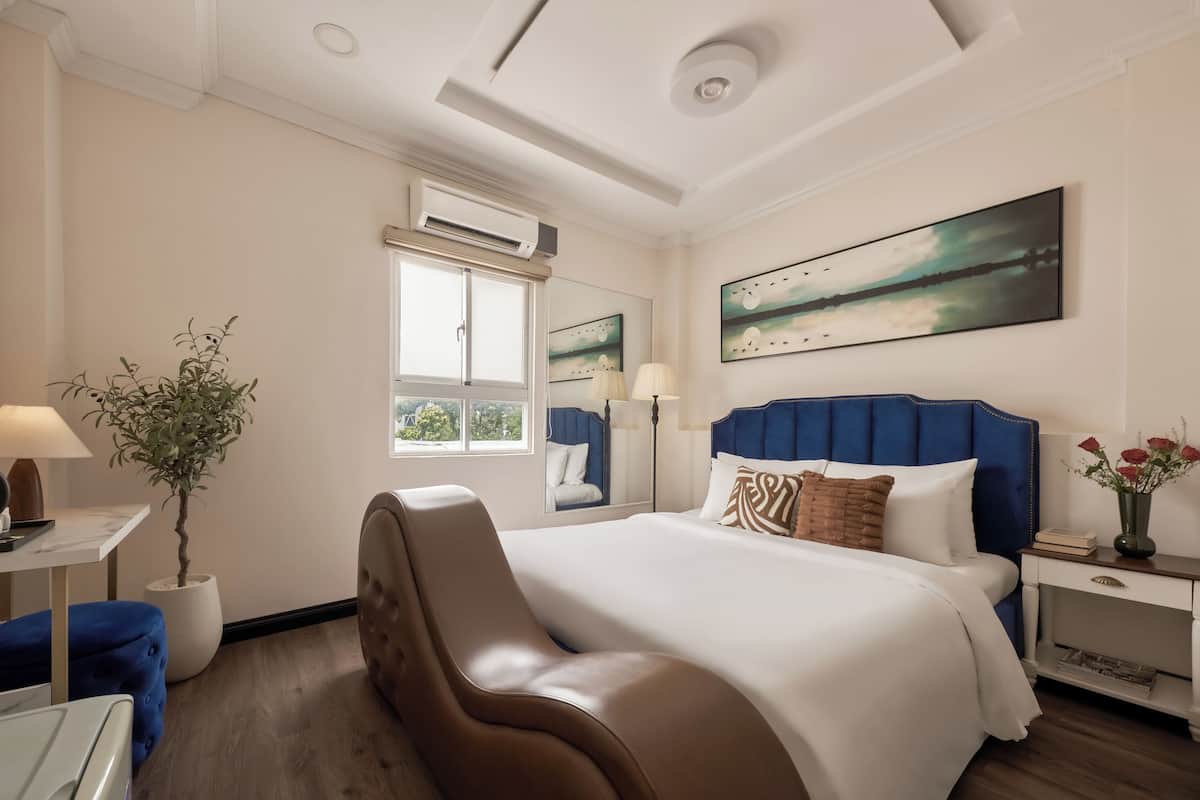 Deluxe Room | Premium bedding, minibar, desk, laptop workspace