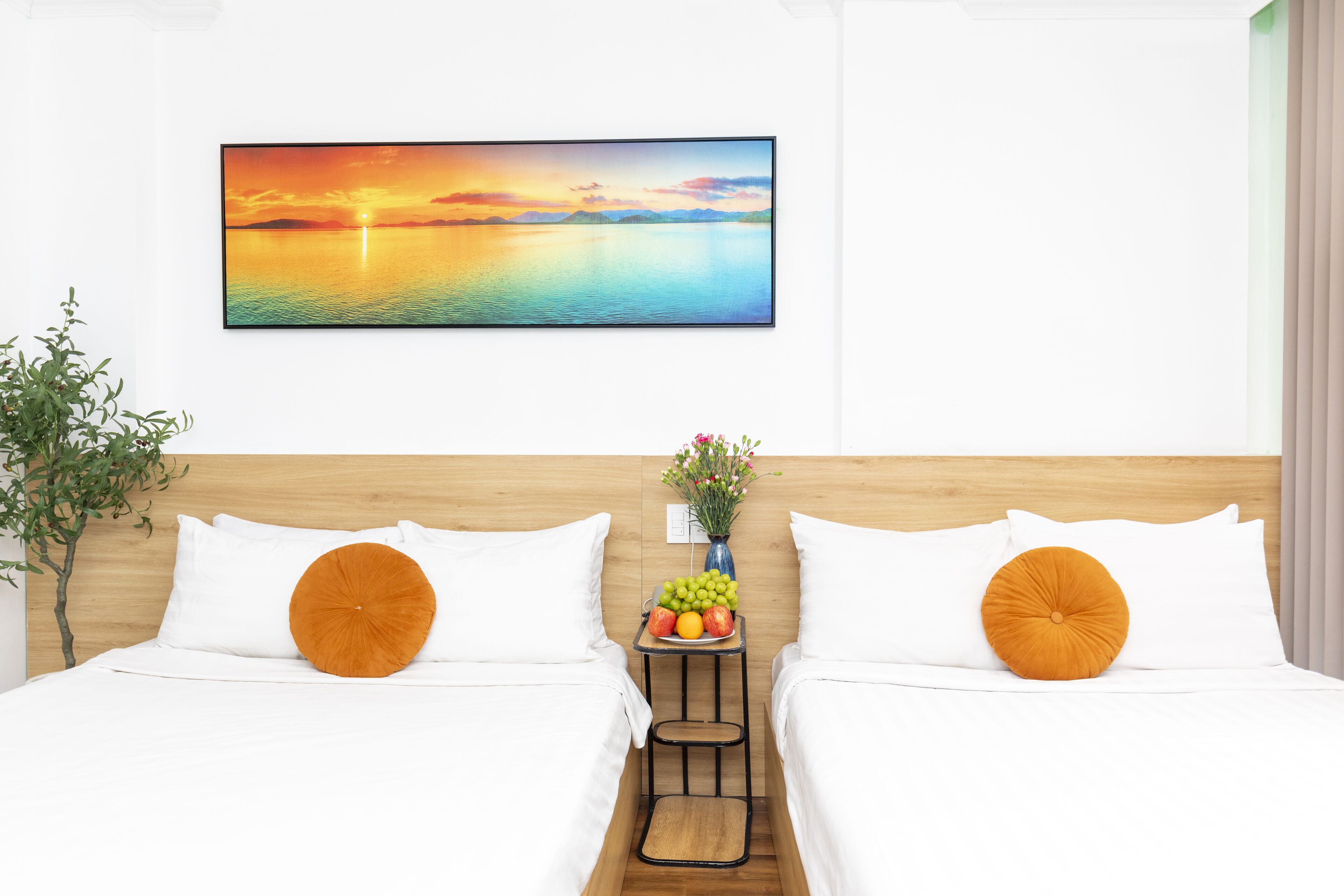 家庭客房 | 高級寢具、迷你吧、書桌、筆電工  作空間