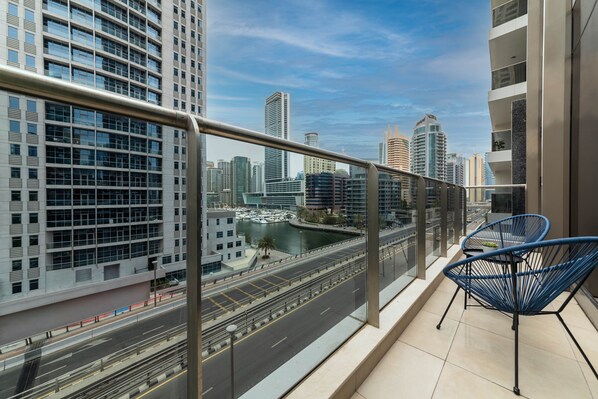 Căn hộ tiện nghi đơn giản | Ban công