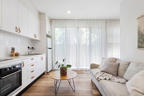 Interior - Guest Abode - walk to beach and Currumbin wildlife sanctuary (Currumbin)