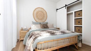 1 habitación, escritorio, tabla de planchar con plancha y cuna de viaje