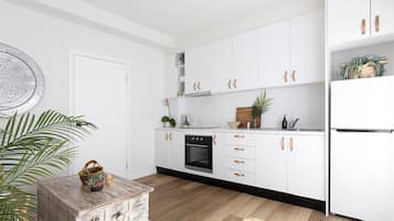 Fridge, oven, stovetop, coffee/tea maker