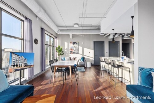 Cityscape Apartment w/ Terrace - Leonard Luxury Apartment