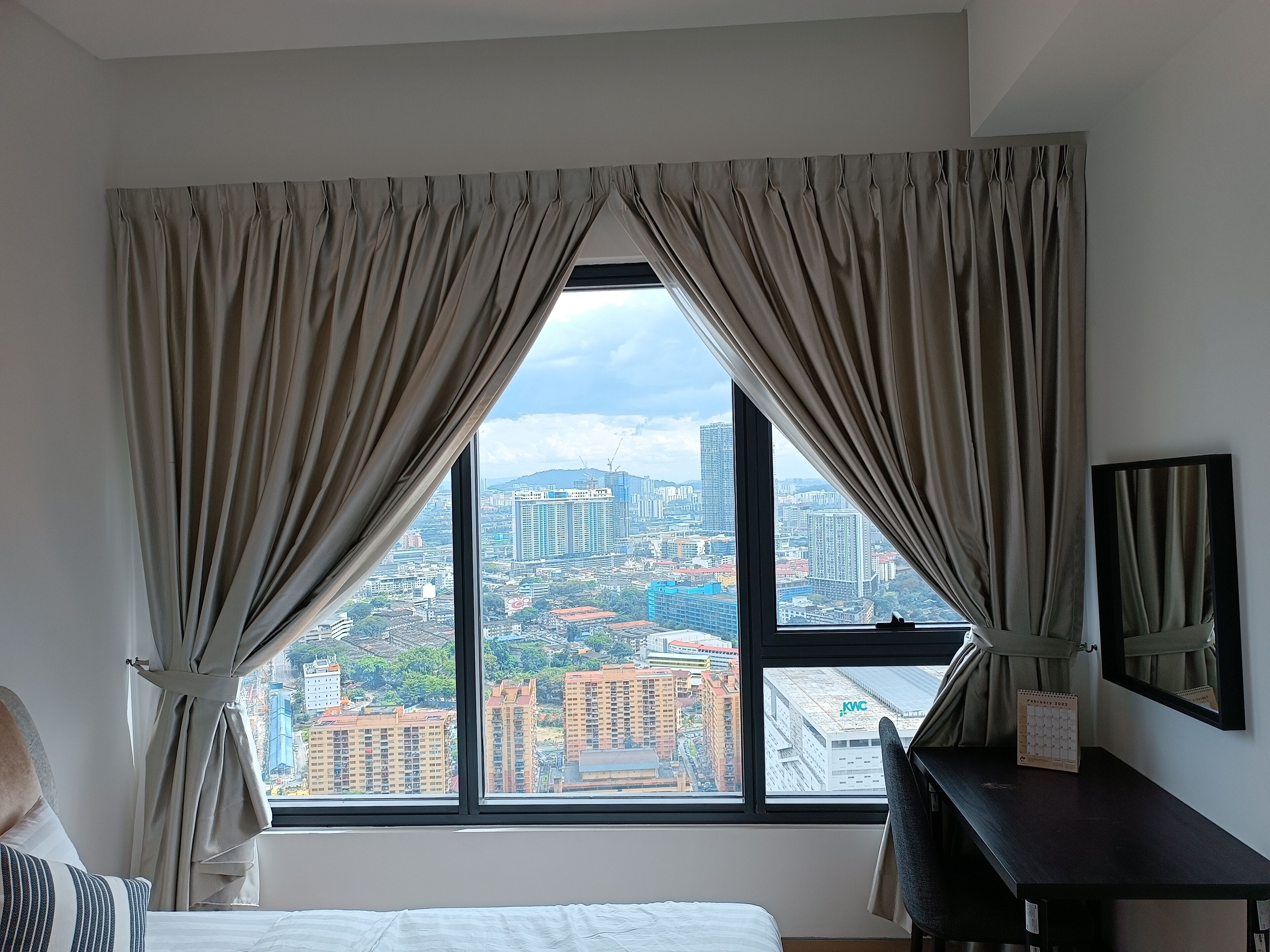 2 bedrooms, desk, WiFi, bed sheets