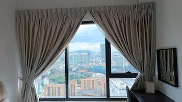 2 bedrooms, desk, WiFi, bed sheets