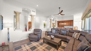 Huis, 3 slaapkamers | Woonruimte | Een smart-tv