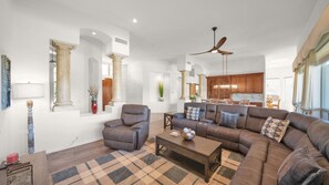 Maison, 3 chambres | Coin séjour | TV connectée