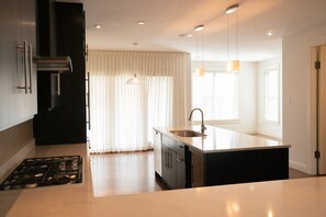 Fridge, microwave, oven, stovetop - Luxury Townhome in Downtown Boulder - Club Access (Boulder)