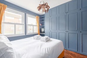 Apartamento básico, 1 cama King | 1 quarto, ferros/tábuas de passar roupa, roupa de cama