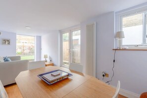 Apartamento básico, 1 cama King | Opções para refeição