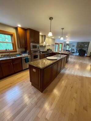 Nhà, nhiều phòng ngủ | Bếp riêng | Tủ lạnh, lò nướng, dụng cụ pha cà phê/trà, lò nướng bánh mì 