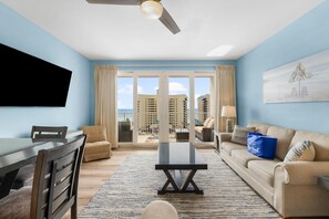 Appartamento, letti multipli, balcone, vista oceano | Area soggiorno | TV a schermo piatto 42 pollici con canali digitali, TV