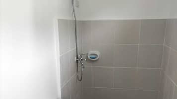 Chuveiro, toalhas de banho, sabonete, shampoo