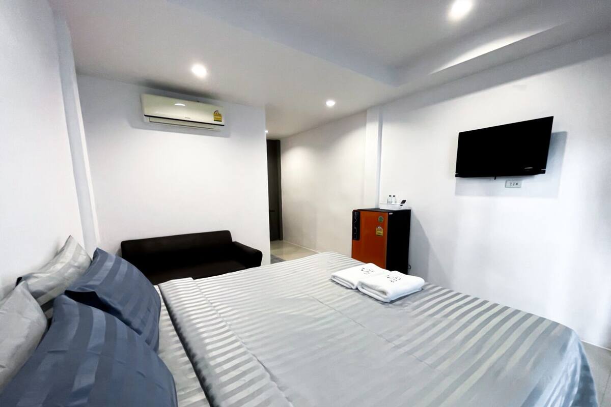 Deluxe Room | 1 bedroom, WiFi (free), bed sheets