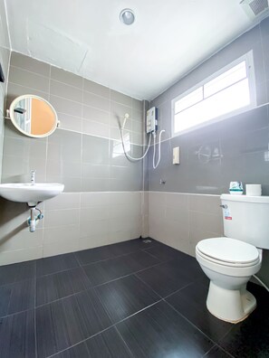 Deluxe-Zimmer | Badezimmer | Dusche, Hydromassagedusche, Handtücher