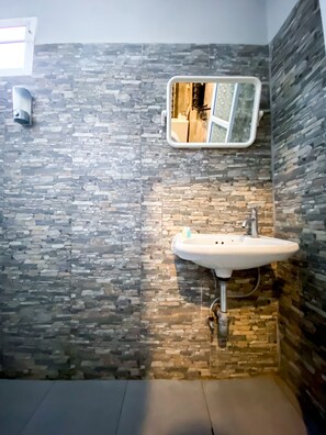 Basic Room | 1 bedroom, free WiFi, bed sheets - The Seathru Kohlarn (Koh Lan)
