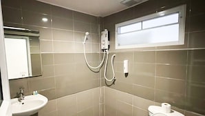 Deluxe Room | Bathroom - The Seathru Kohlarn (Koh Lan)