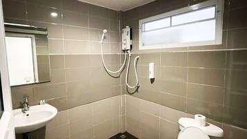 Deluxe Room | Bathroom | Shower, hydromassage showerhead, towels