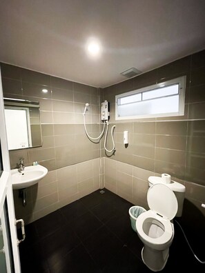 Quarto luxo | Banheiro | Chuveiro, ducha de hidromassagem, toalhas de banho 