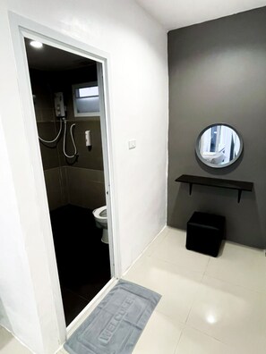 Deluxe Room | Bathroom | Shower, hydromassage showerhead, towels - The Seathru Kohlarn (Koh Lan)