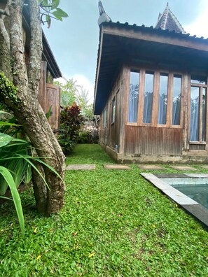 Escritorio, wifi gratis y ropa de cama 