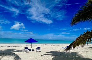 在海滩、沙滩椅、沙滩毛巾