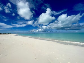 På stranden, liggestole, badehåndklæder