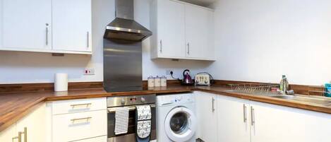 Basic Apartment, 1 King Bed | Private kitchen | Fridge, oven, stovetop, electric kettle