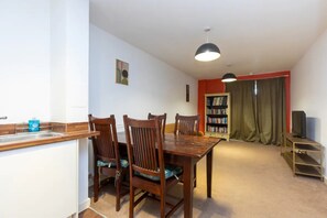 Basic Apartment, 1 King Bed | Dining