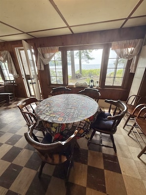 Chalet rustique, 4 chambres | Restauration