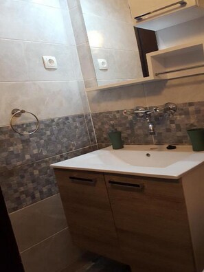 Apartment (One Bedroom Apartment with City View) | Bathroom - Apartments Katarina (Vis)