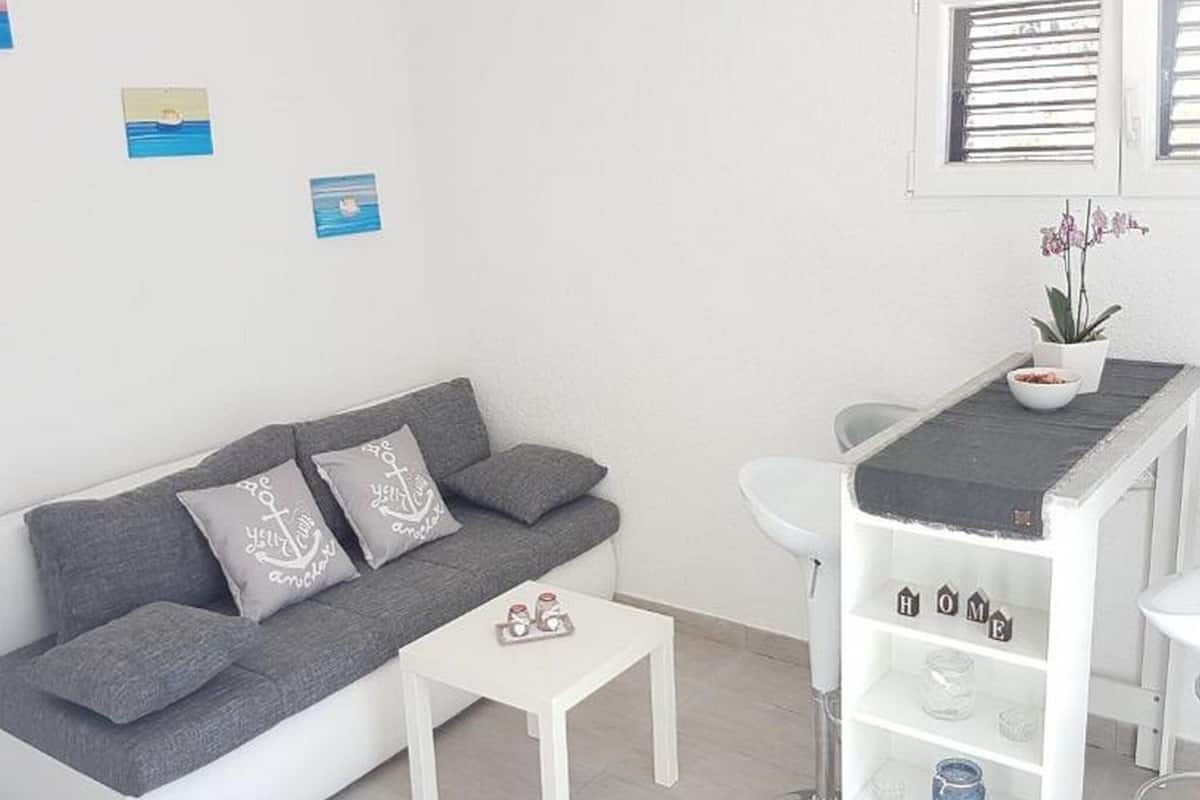 Apartemen (One Bedroom Apartment with Terrace) | Ruang keluarga | Televisi 25-inci dengan saluran TV satelit