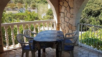 Apartemen (One Bedroom Apartment with City View) | Teras/patio