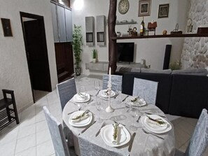 Apartment (Two Bedroom Apartment with Terrace) | Dining room - Apartments Katarina (Vis)