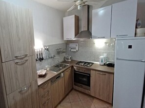 شقة (Two Bedroom Apartment with Terrace) | مطبخ خاص | ثلاجة، مائدة طعام