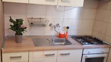 Căn hộ (One Bedroom Apartment with City View) | Bếp riêng | Tủ lạnh, bàn ăn