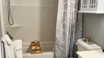 Haartrockner, Handtücher, Seife, Shampoo