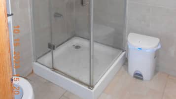Een douche, een haardroger, handdoeken, zeep
