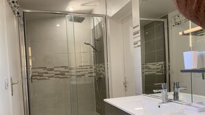 A modern bathroom with a glass-enclosed shower, a white sink, and a large mirror. - Provencal Mazet 5 minutes from Isle sur la Sorgue - Private parking (Le Thor)