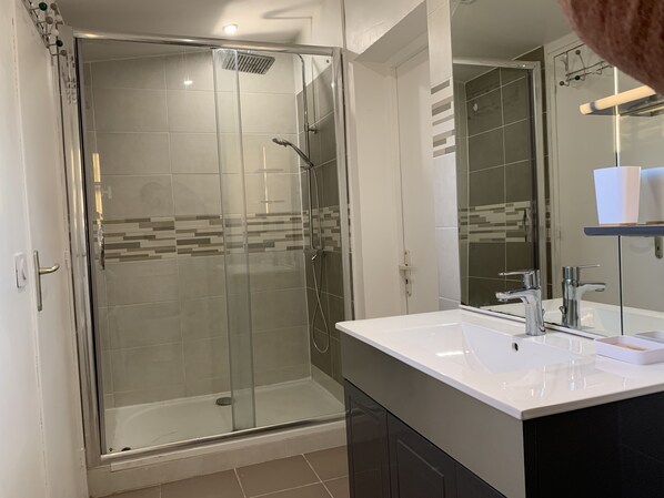 Shower, towels, toilet paper - Provencal Mazet 5 minutes from Isle sur la Sorgue - Private parking (Le Thor)