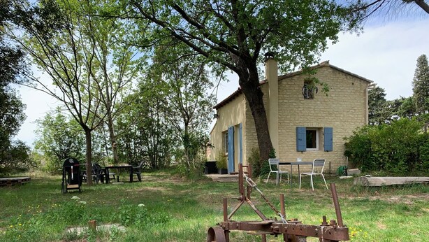 A rustic stone building with a wooden deck and a large tree in front. - Provencal Mazet 5 minutes from Isle sur la Sorgue - Private parking (Le Thor)