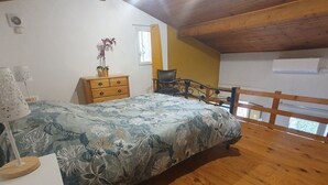 A bedroom with a bed, wooden dresser, chair, and a window. - Provencal Mazet 5 minutes from Isle sur la Sorgue - Private parking (Le Thor)