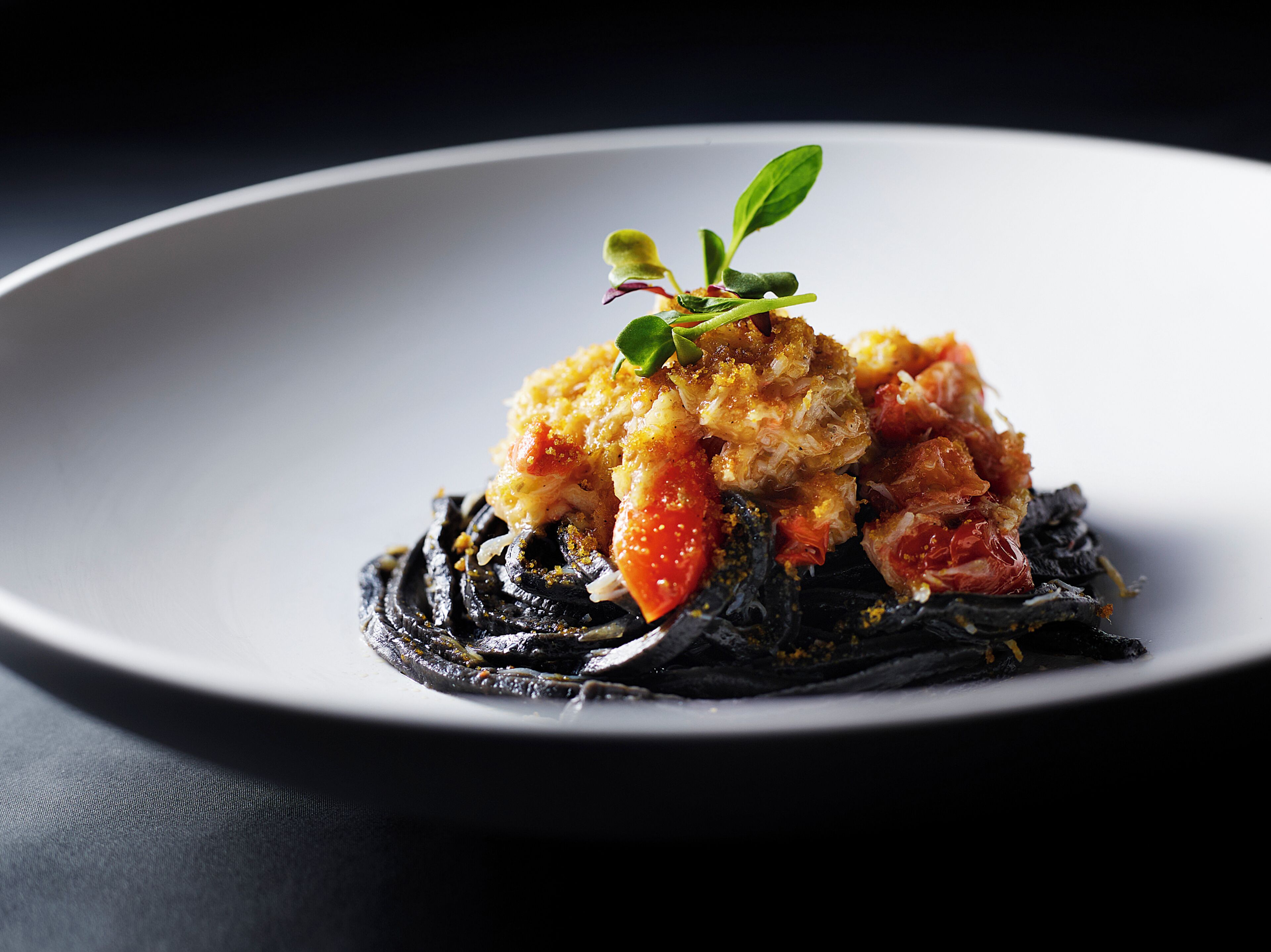 Une assiette de nourriture contenant des fruits de mer et une garniture.