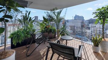 Sviitti, tupakointi kielletty (Terrace, Lounge access, free minibar) | Näkymä parvekkeelta