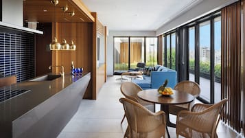 Suite, niet-roken (Penthouse, Top floor, private terrace) | 1 slaapkamer, luxe beddengoed, donsdekens, een kluis op de kamer