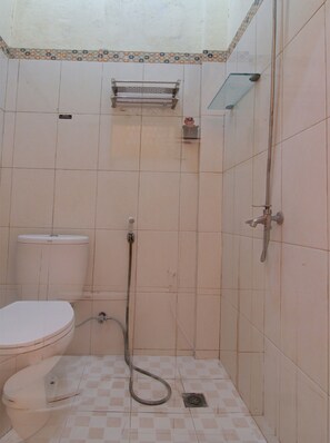 Phòng đôi Deluxe | Phòng tắm | Buồng tắm vòi sen, vòi sen phun mưa, giấy vệ sinh 