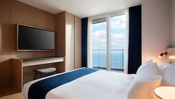 Suite, vista oceano (MATIE) | Minibar (con alcuni snack e alcune bevande gratis), una scrivania